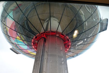 Vyhlídková kabina jezdí po tyči nahoru.
